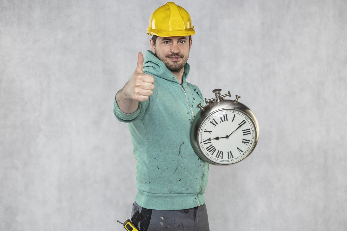 builder and clock - BauArt Montageservice